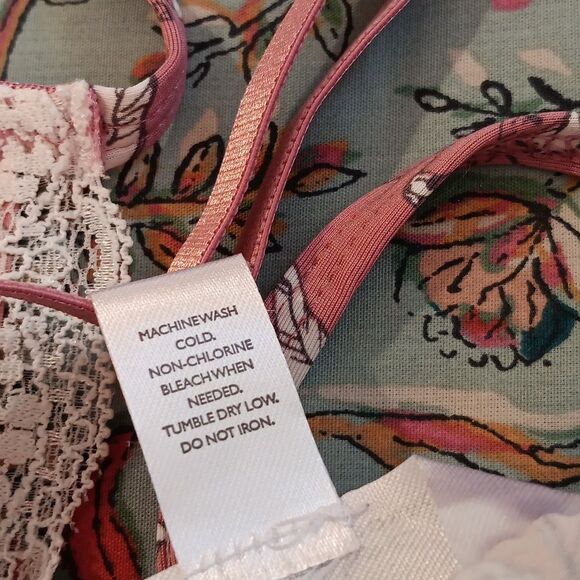 NEW. Marilyn Monroe Floral Two-Piece Pajamas with Lace Trim - Picture 10 of 11